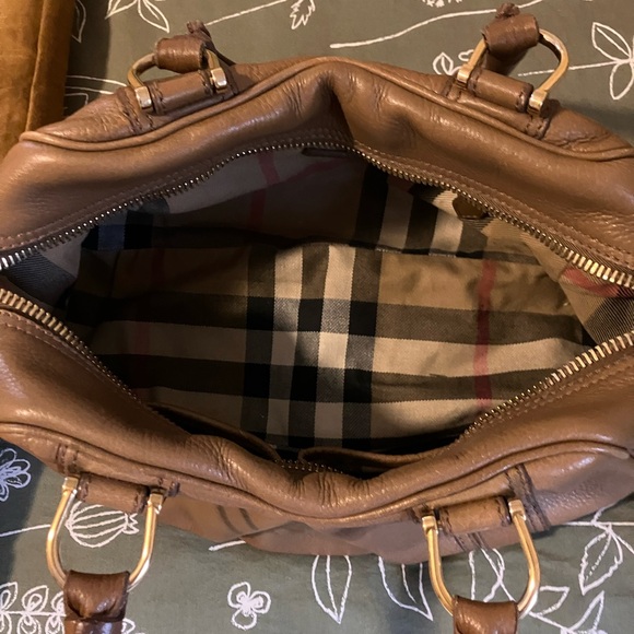 Elegant Brown Leather Handbag Burberry brand - Picture 2 of 5